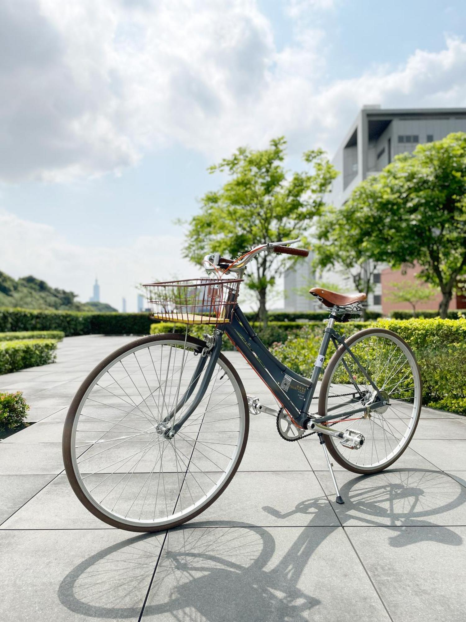 台北六福万怡酒店 臺北 外观 照片 A bicycle parked in a park