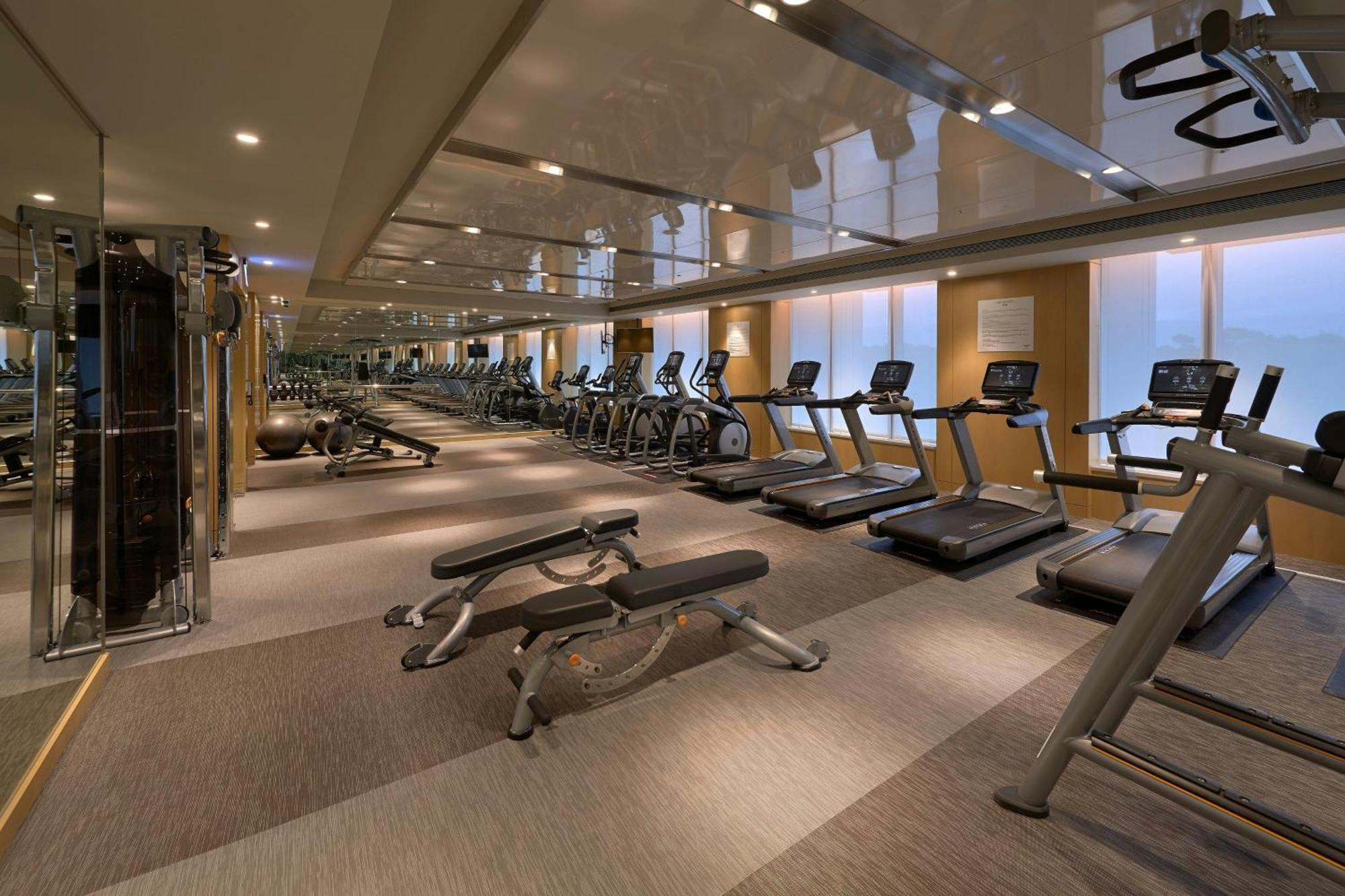 台北六福万怡酒店 臺北 外观 照片 The gym at the Ritz-Carlton, Hong Kong